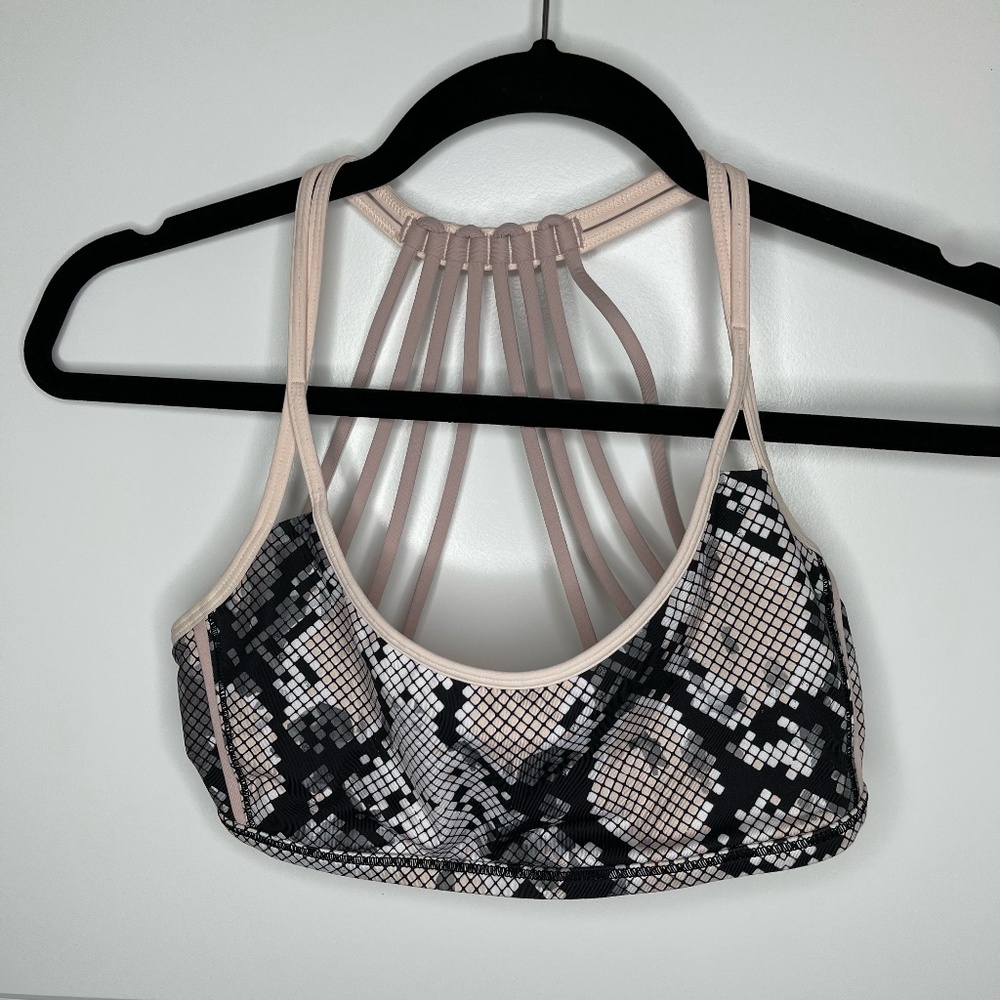 lululemon athletica, Lighten up bra in snakeprint, size 6